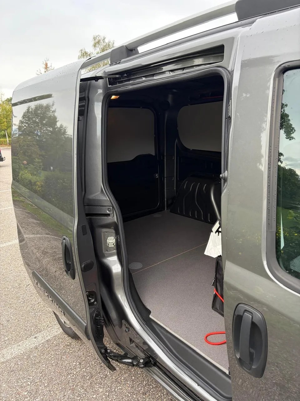 Blick durch die seitliche Schiebetür in den Laderaum des Fiat Doblo Cargo