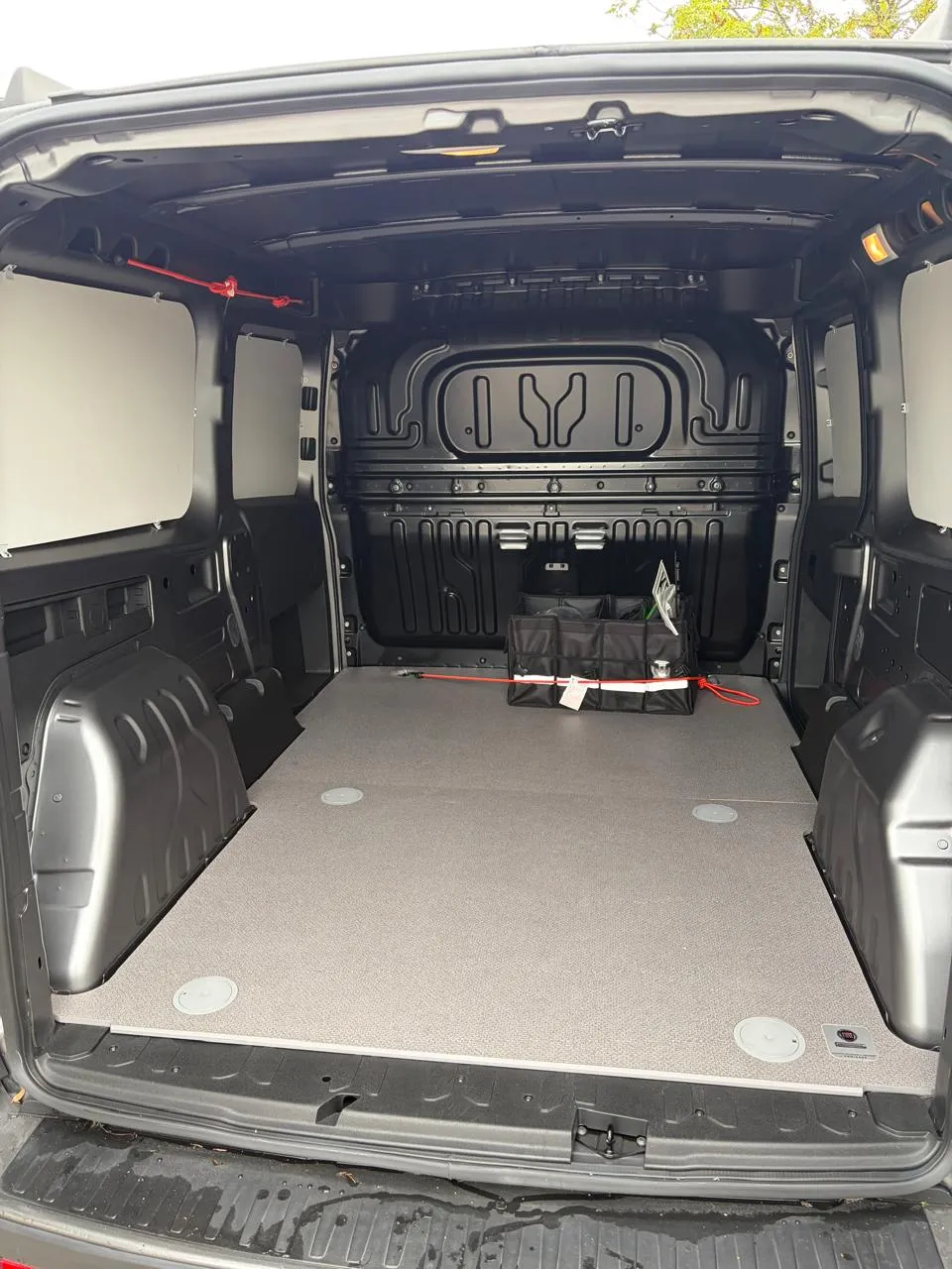 Blick durch die Hecktüren in den leeren Laderaum des Fiat Doblo Cargo