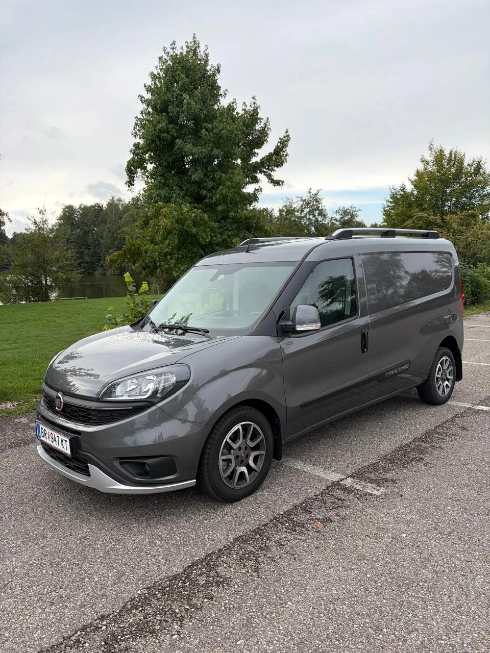 Der Fiat Doblo Cargo von Innviertel Express auf einem Parkplatz am Park